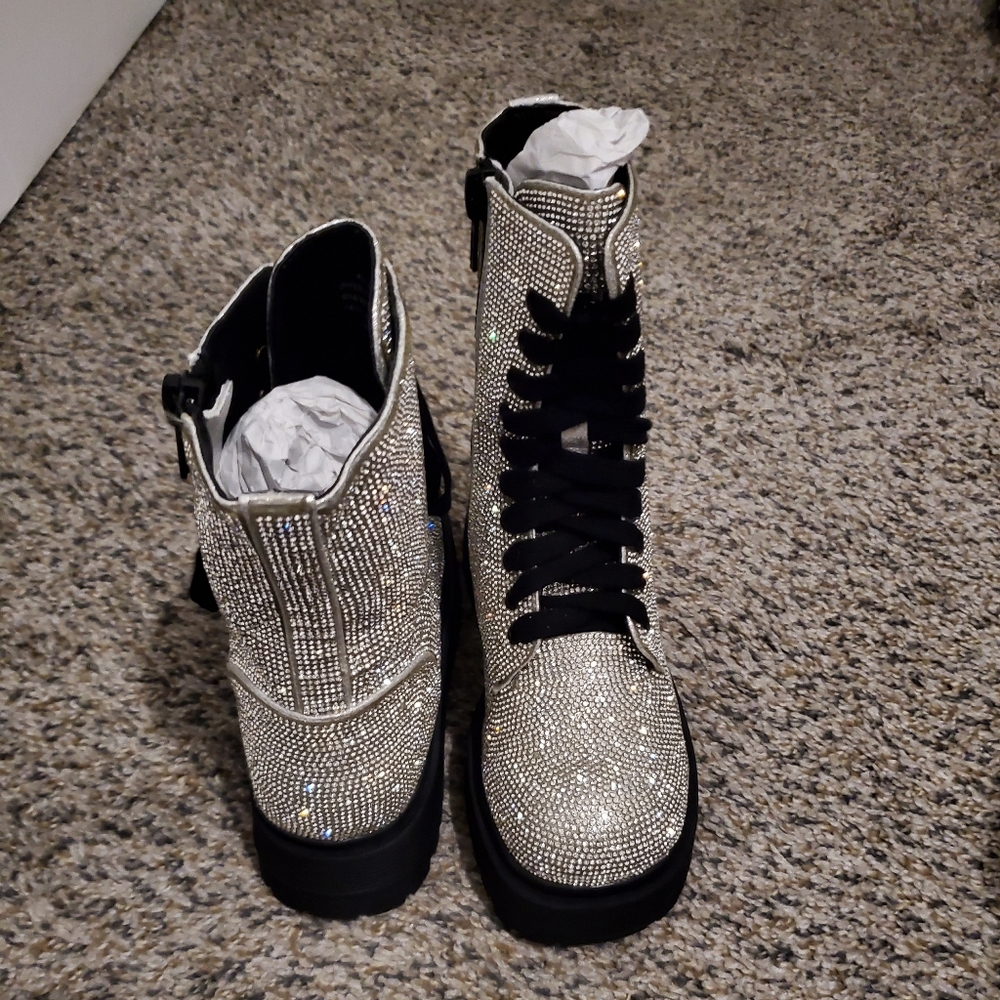 SOLD OUT POSTER GIRL BOOTS - Picture 3 of 3